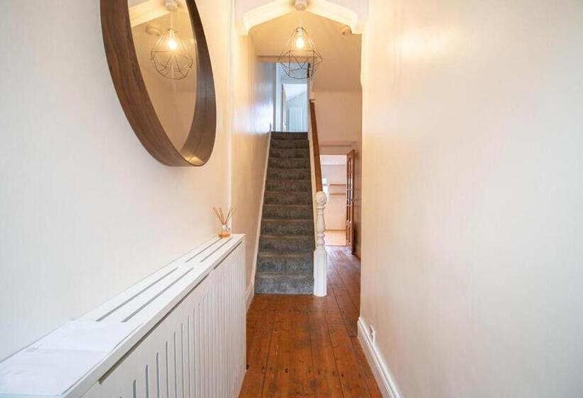 膳宿费 Burnaby S Home, By Home Host, Free On Street Parking