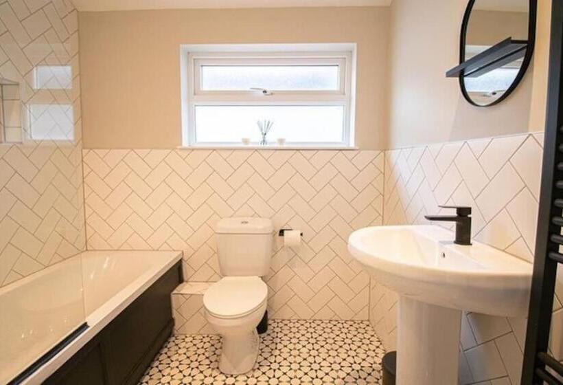 膳宿费 Burnaby S Home, By Home Host, Free On Street Parking