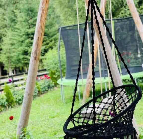 ペンション Conacul Munții Bucovinei