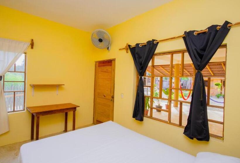 پانسیون La Playa Hostel