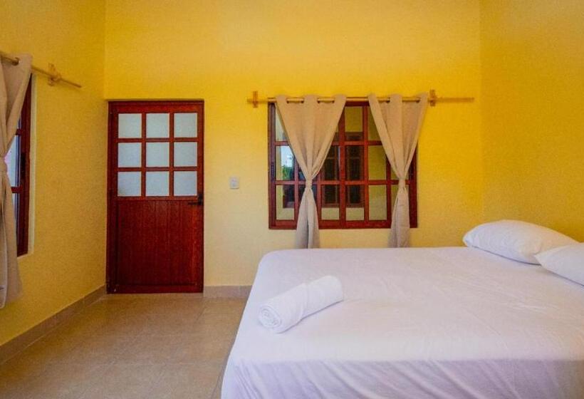 پانسیون La Playa Hostel