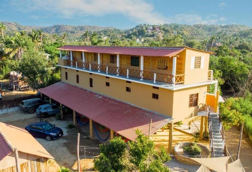 پانسیون La Playa Hostel