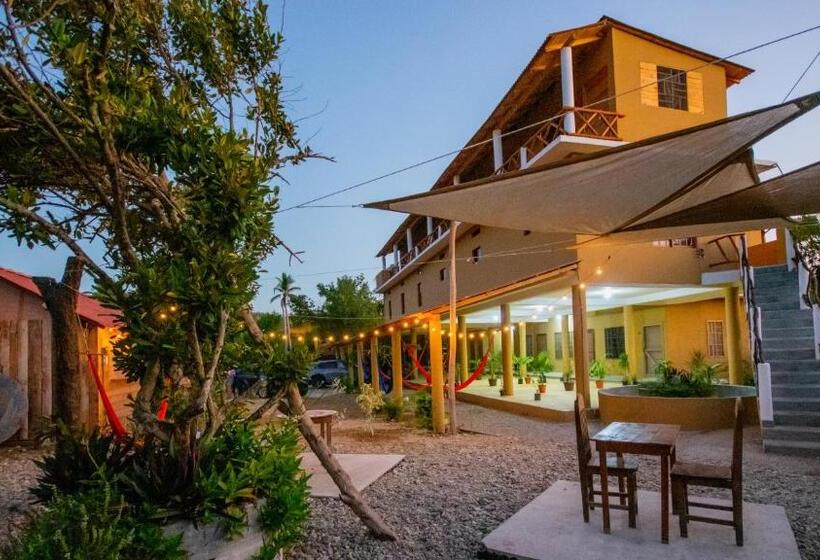 پانسیون La Playa Hostel