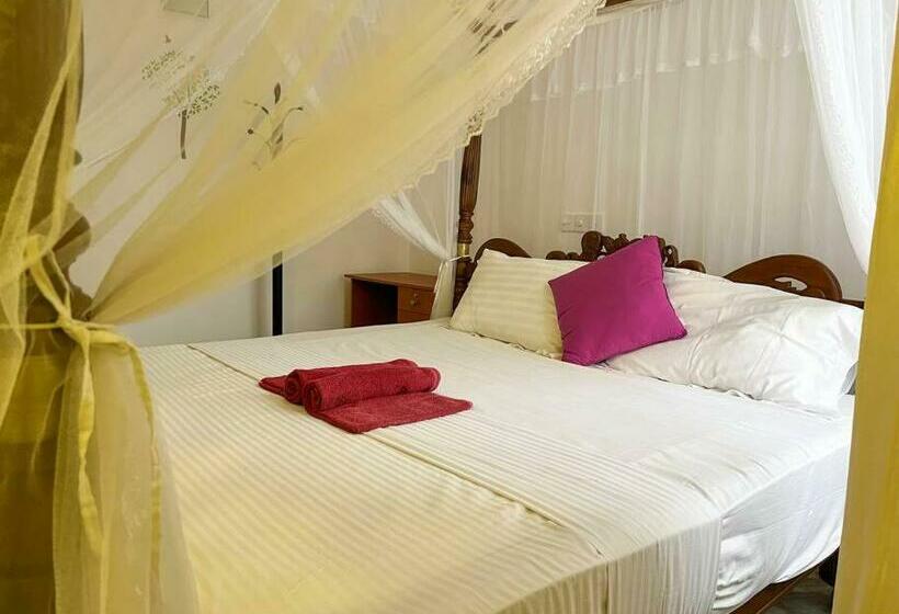 Пансион Thushari Villa