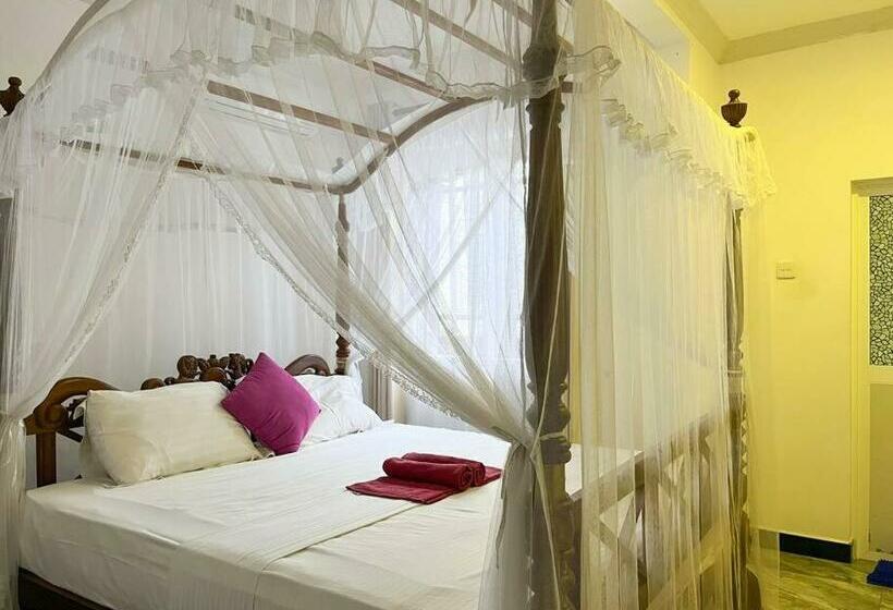 Пансион Thushari Villa