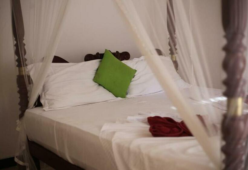 Пансион Thushari Villa