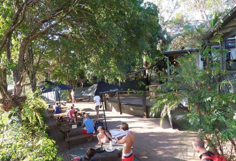 Общежитие Nomads Noosa