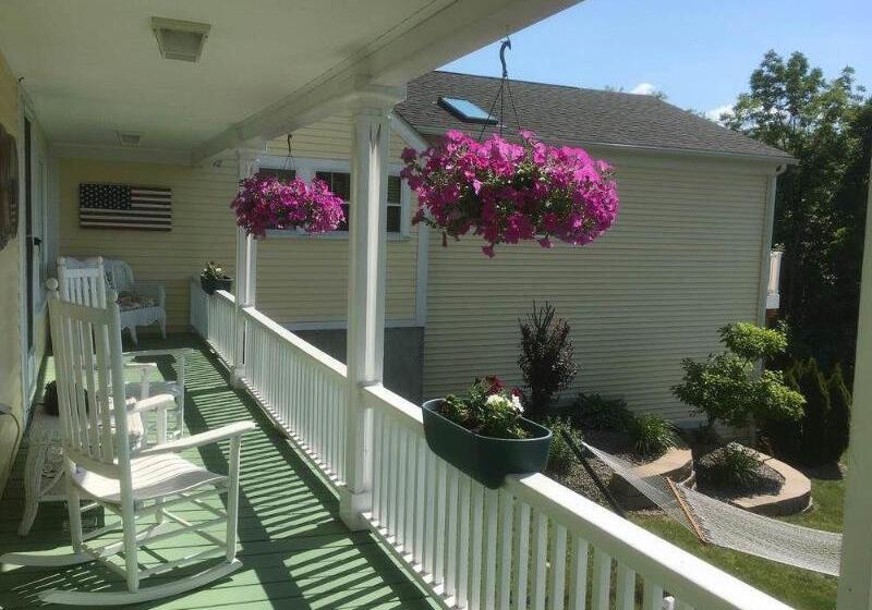 민박 Ballard House Inn