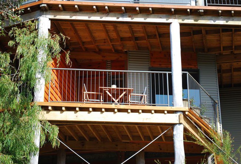 تختخواب و صبحانه Hideaway Haven