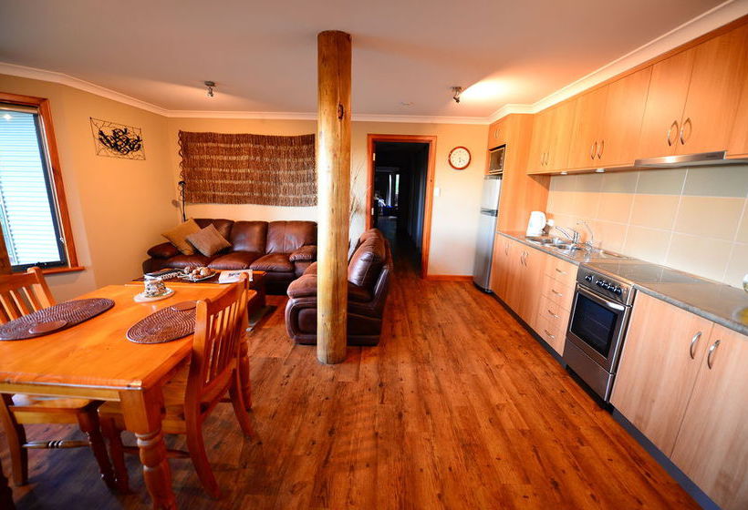 تختخواب و صبحانه Hideaway Haven