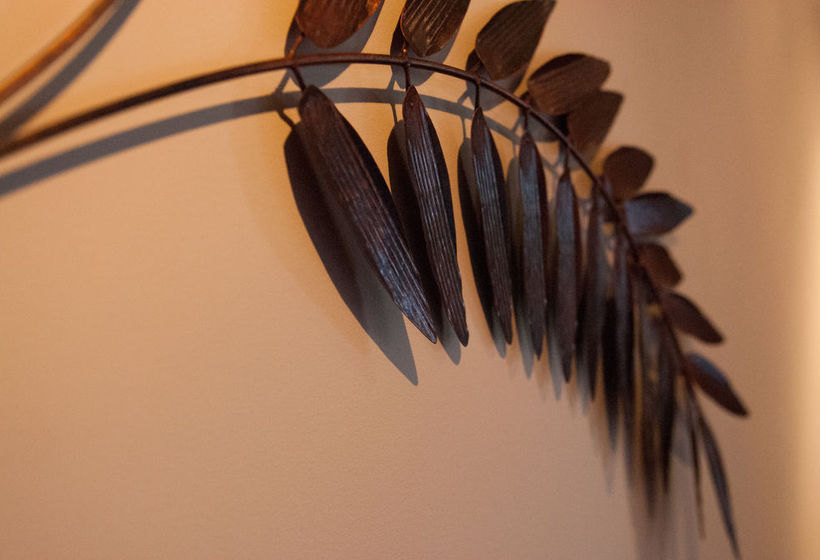 تختخواب و صبحانه Hideaway Haven