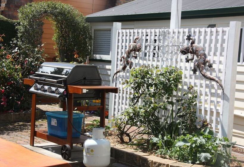 צימר Westbury Gingerbread Cottages