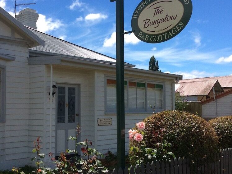צימר Westbury Gingerbread Cottages