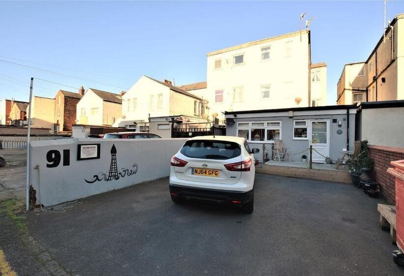 Bridle Lodge Apartments