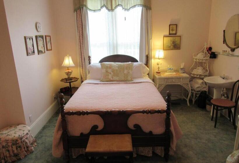 Carrier Houses Bed & Breakfast