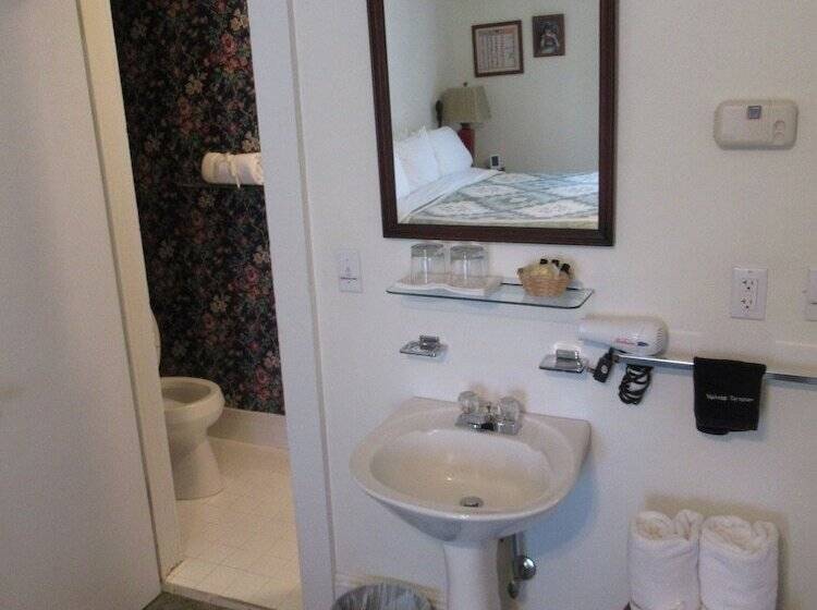 Carrier Houses Bed & Breakfast