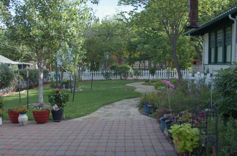 Granbury Gardens Bed And Breakfast