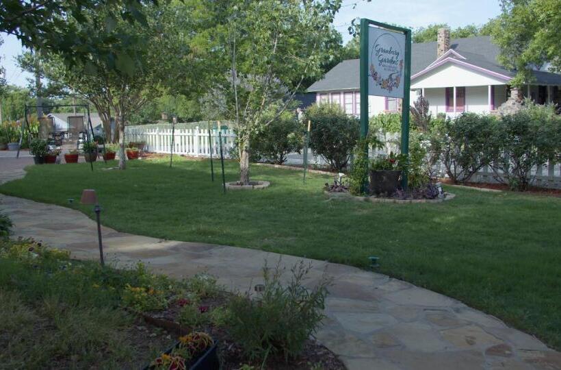 Granbury Gardens Bed And Breakfast