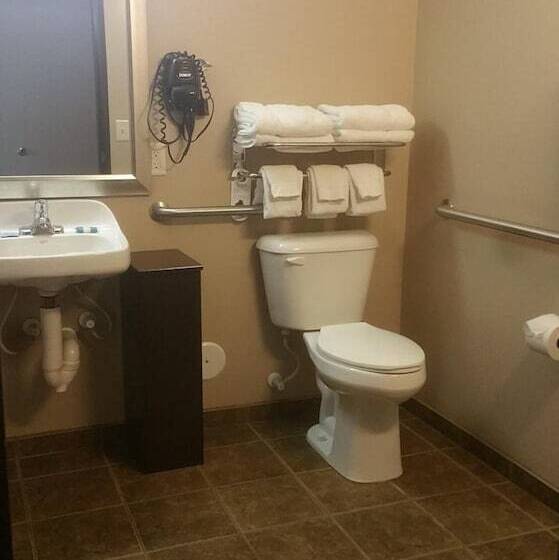 فندق Canby Inn And Suites