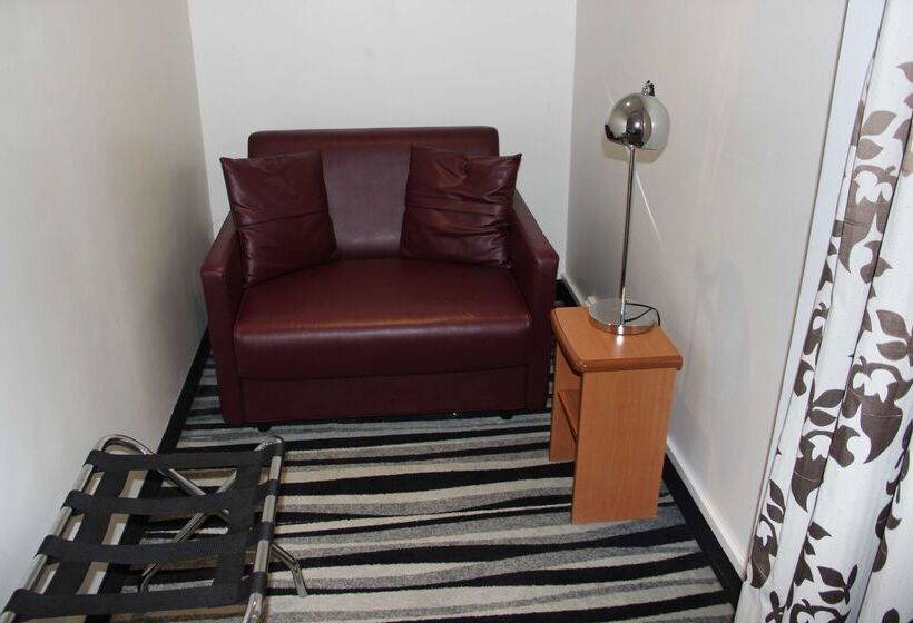 ホテル Kyriad Saint Quentin En Yvelines  Montigny