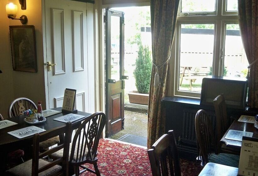 Отель Nelson And Railway Inn