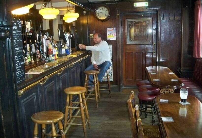 Отель Nelson And Railway Inn