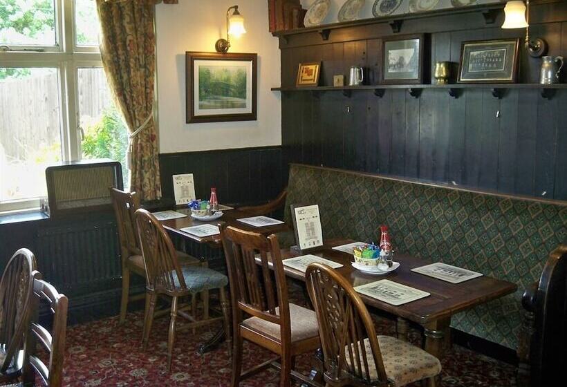 Отель Nelson And Railway Inn