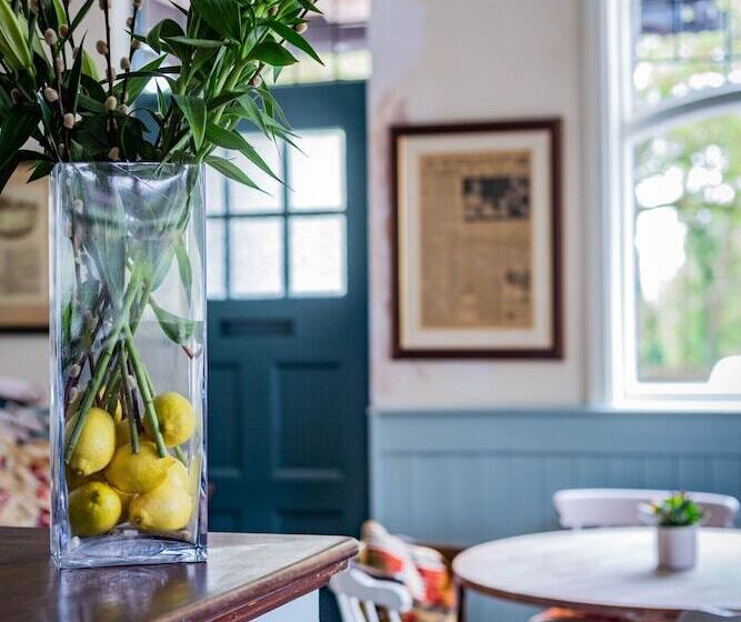 בית מלון כפרי The Cricketers Inn