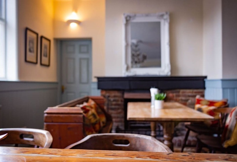 בית מלון כפרי The Cricketers Inn