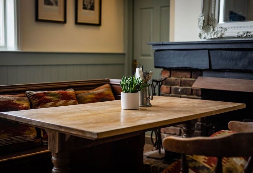 בית מלון כפרי The Cricketers Inn