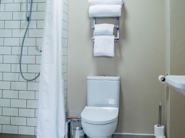 בית מלון כפרי The Cricketers Inn