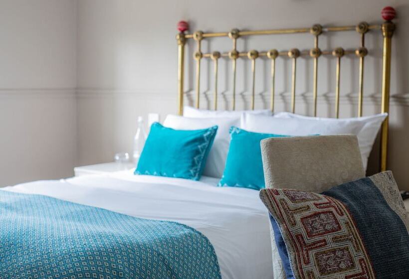 בית מלון כפרי The Cricketers Inn