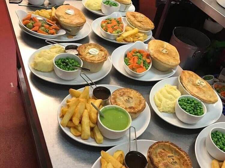 Отель The Farmers Boy Inn Guest House