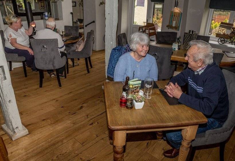 Отель The Farmers Boy Inn Guest House