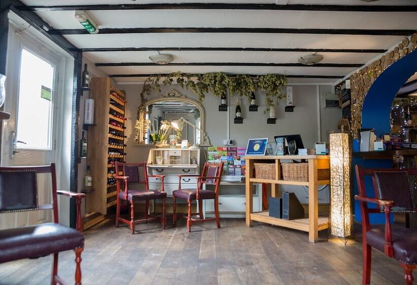 Отель The Farmers Boy Inn Guest House