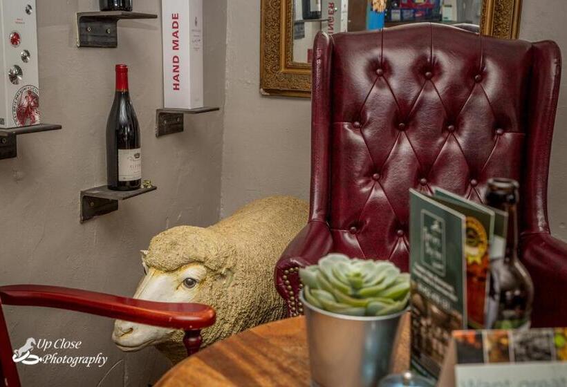 Отель The Farmers Boy Inn Guest House