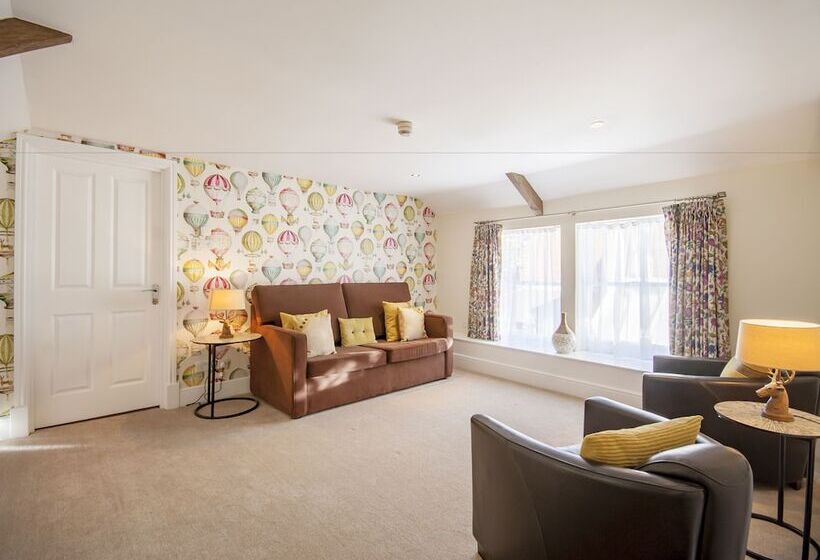 Отель The Highworth