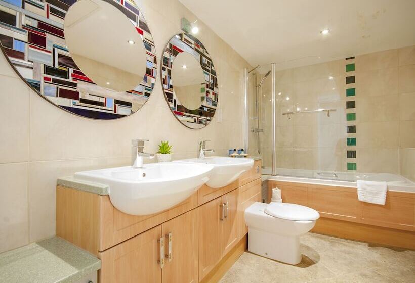 Отель The Highworth