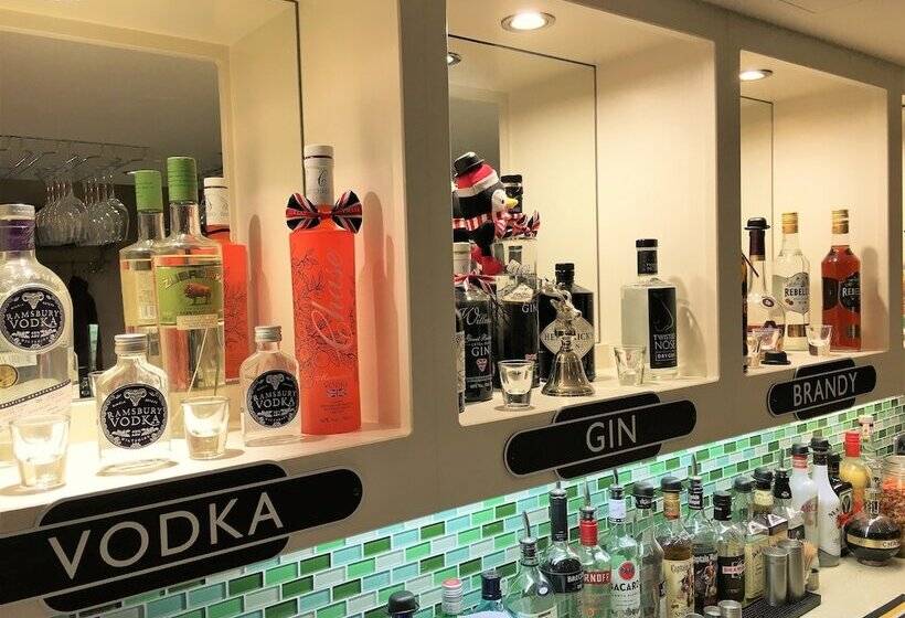 Отель The Highworth