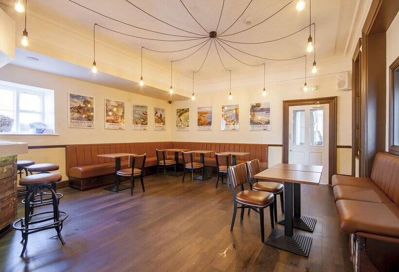 Отель The Highworth