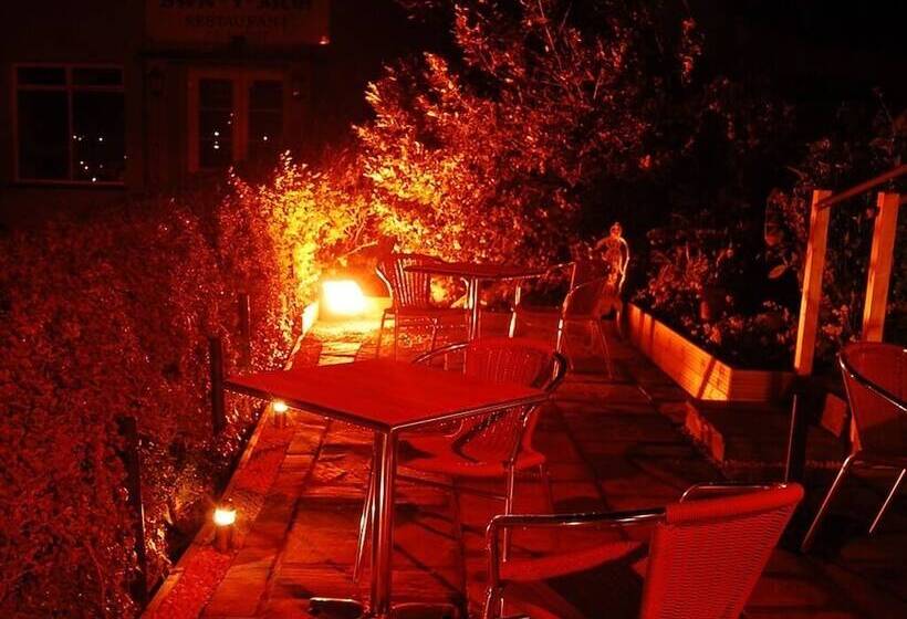 The Moelwyn Hotel & Restaurant