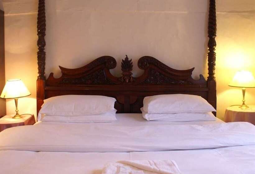 酒店 The Saracens Head Inn