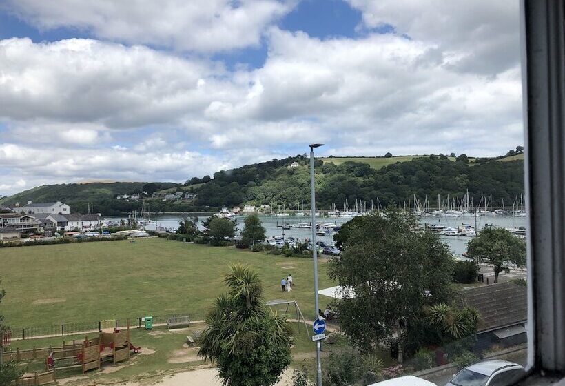 هتل The Ship In Dock Inn