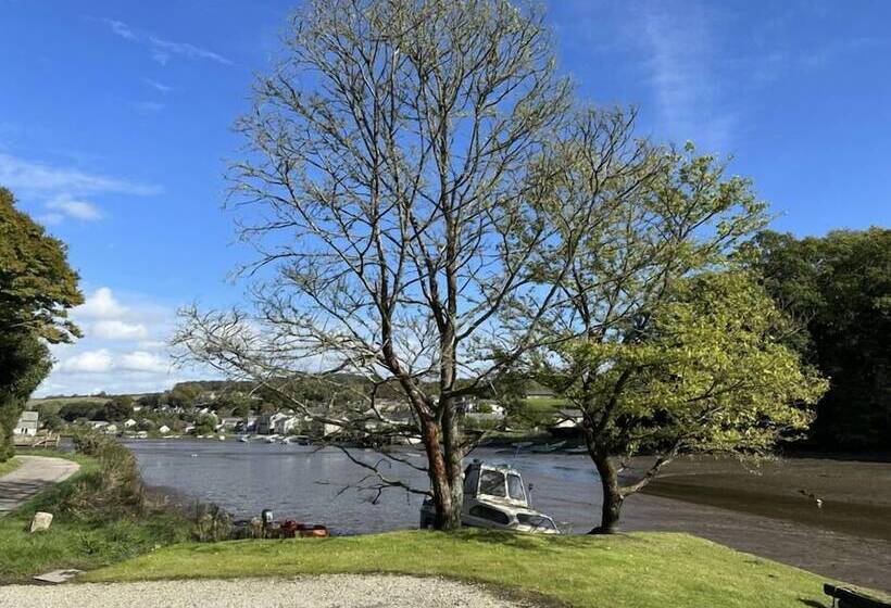 Отель The Ship Inn Lerryn