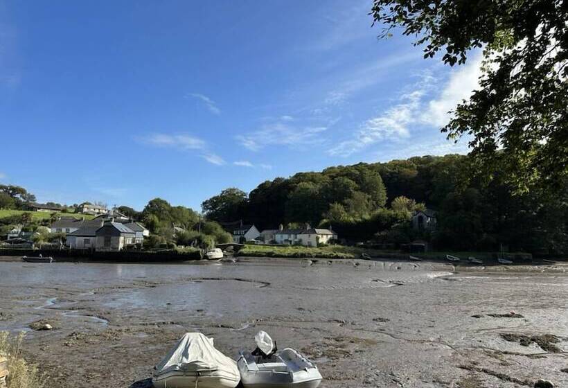Отель The Ship Inn Lerryn