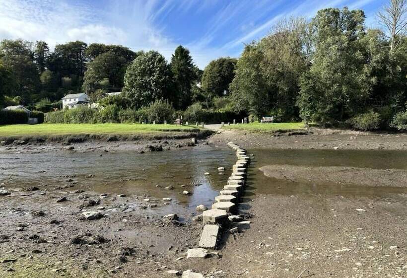 Отель The Ship Inn Lerryn