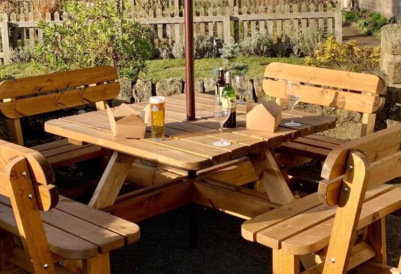 هتل The Village Inn