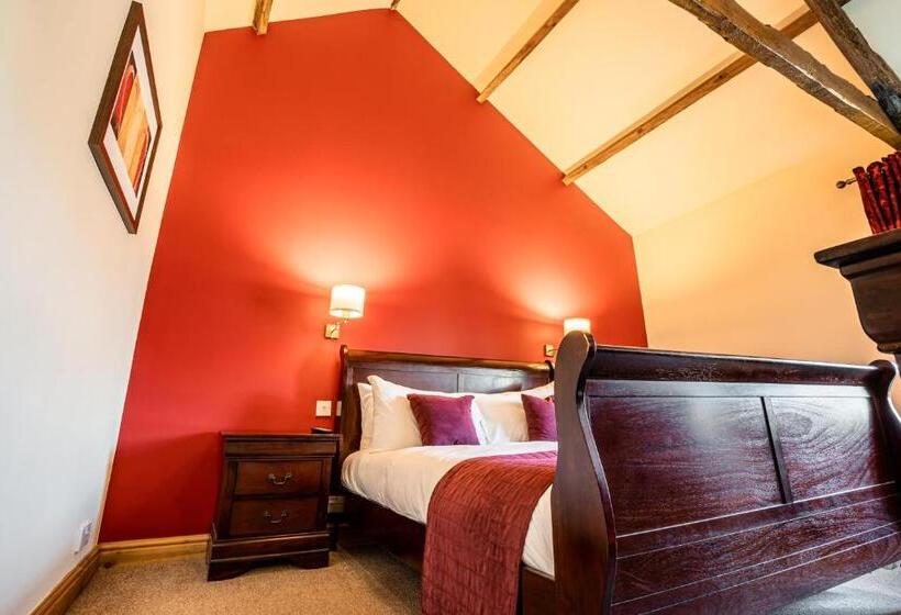 هتل The Village Inn