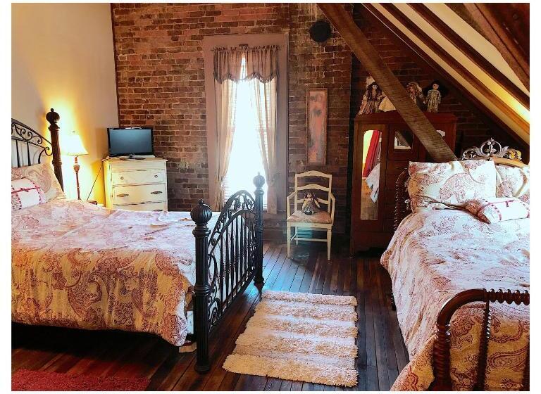 Main Street Bed & Breakfast Established In 1810