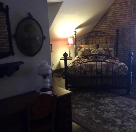 Main Street Bed & Breakfast Established In 1810